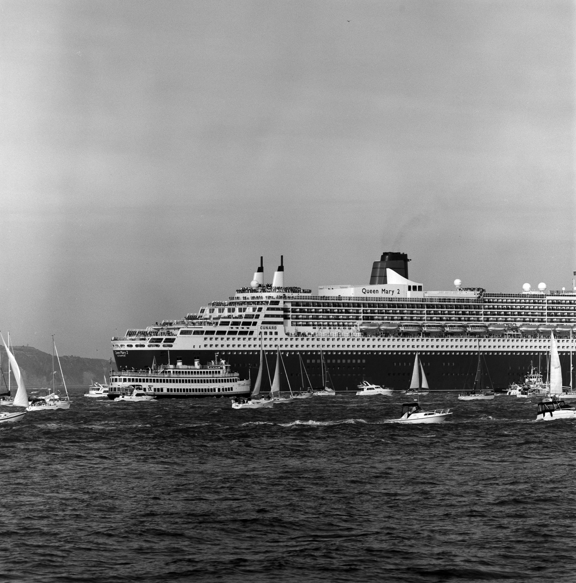 Queen Mary 2 headed towards port